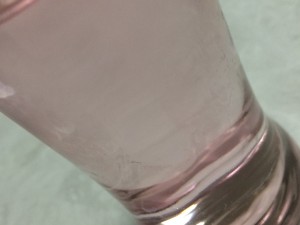 純金ピンクのおいしい水を入れたコップ