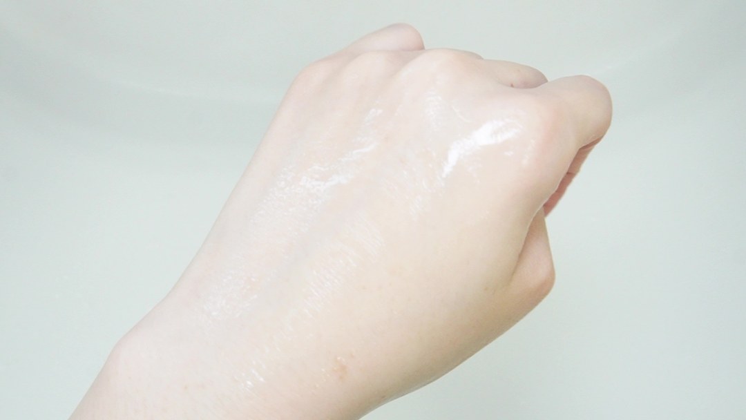 Cureピュアバブルローションをなじませた後の手の甲。ベタつかずツヤが残る状態