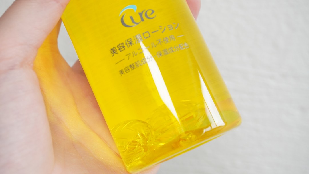 Cureピュアバブルローションのボトル下部ラベルの寄りカット。美容保湿ローション・アルコール不使用の表記