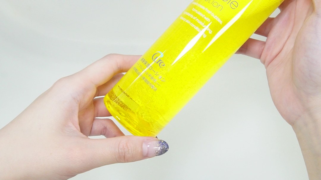 振った直後のCureピュアバブルローション。液の中に細かい泡が見える
