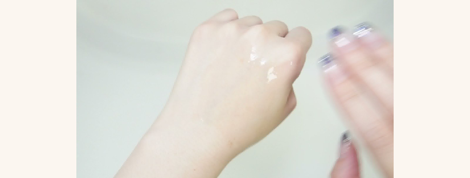 手の甲に広げたCureピュアバブルローション。水のようにさらさらと薄く広がるテクスチャー