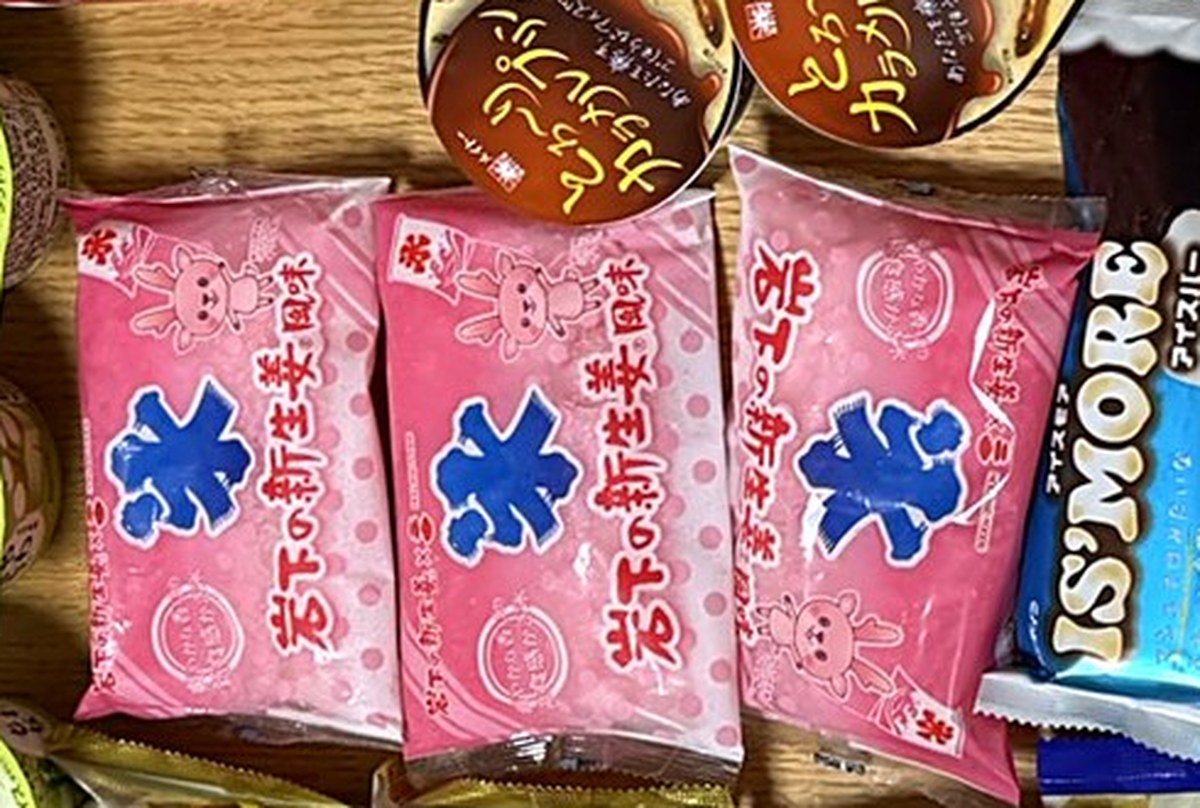 ピンクのパッケージの「氷 岩下の新生姜風味」袋かき氷が3袋