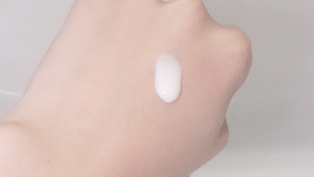手の甲になじませているところ