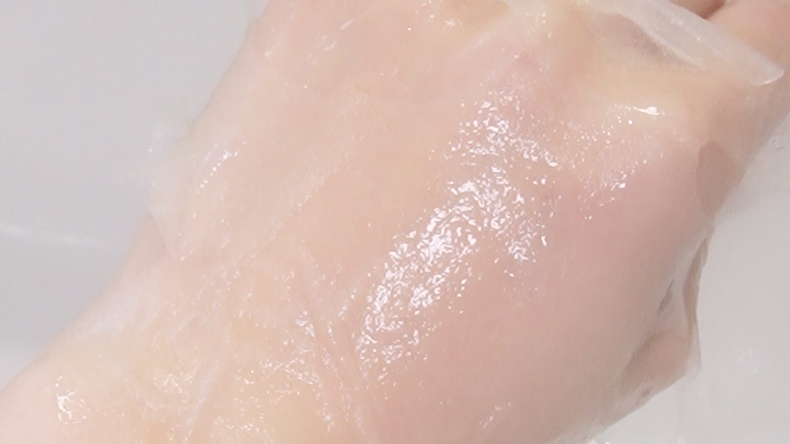 ながら仕様のシートを手の甲に密着させてフィット感を確認したところ