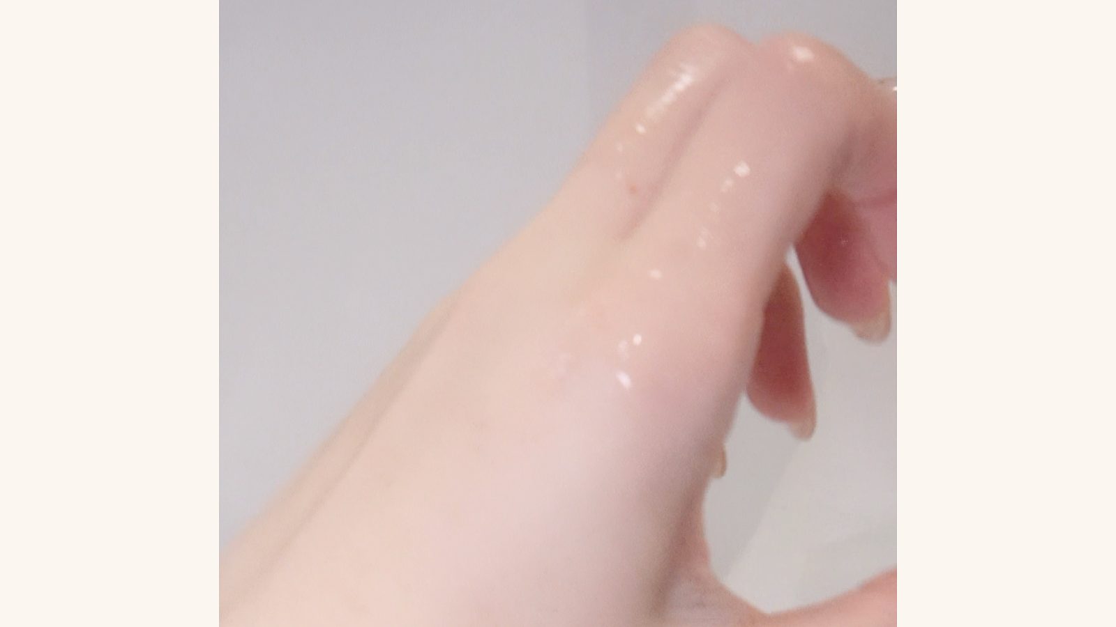 はがした後、手の甲に美容液のツヤがしっかり残っているところ