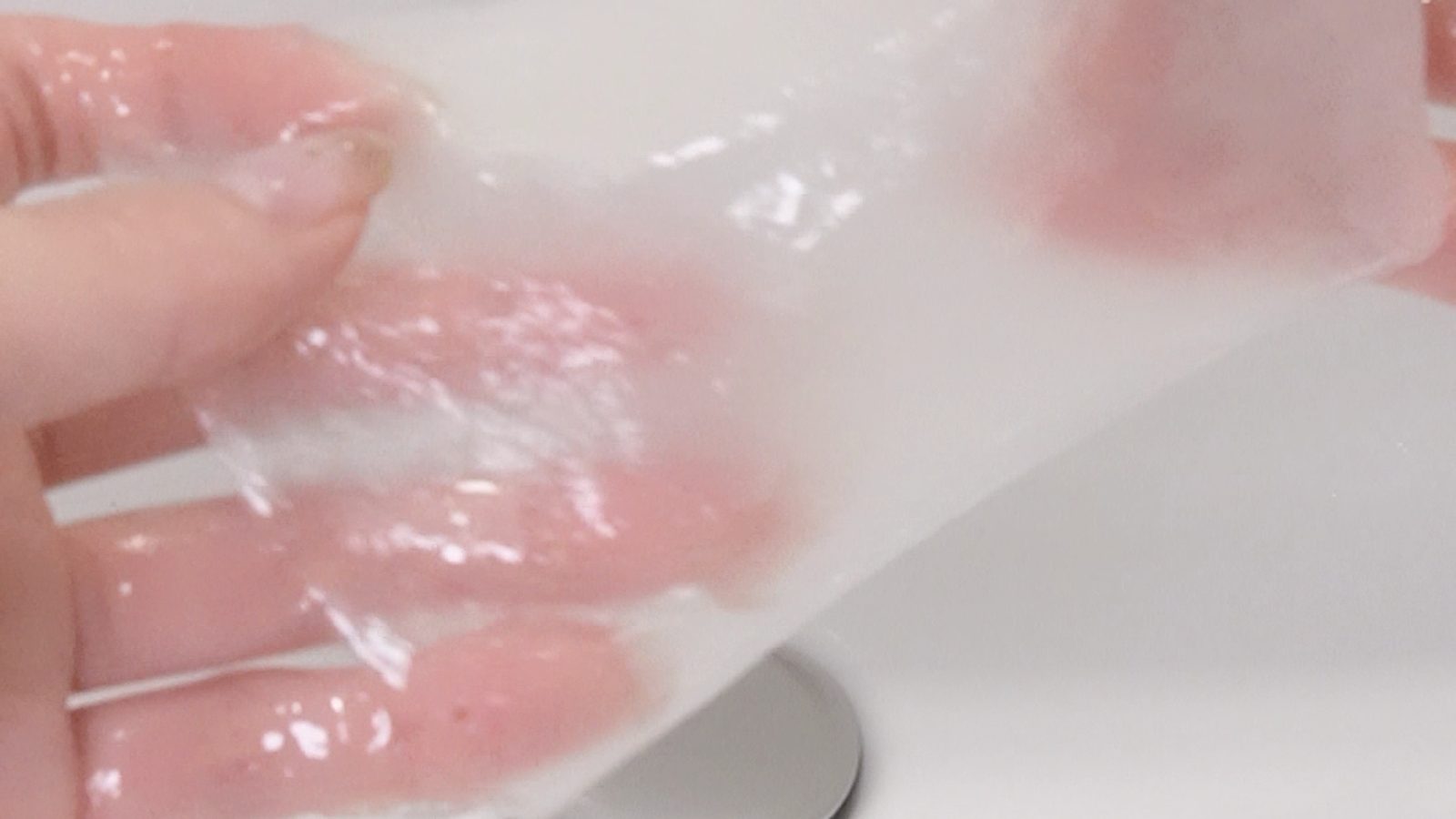 袋から取り出してシートを広げ、薄さとぷるぷるした質感を確認しているところ