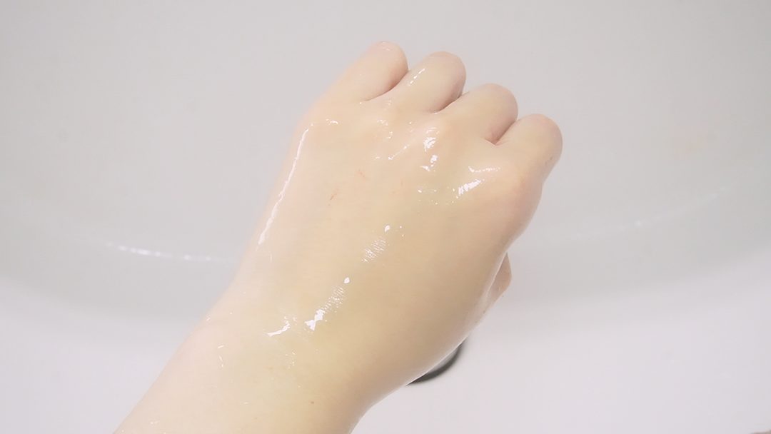 すすいだ直後の濡れた手の甲