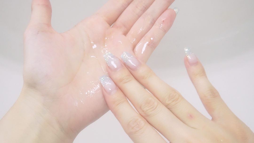 フィーノ濃厚美容液ヘアオイルを指で手のひらになじませているところ