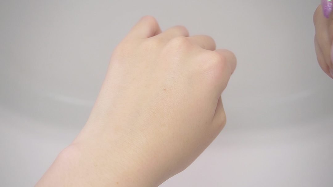 なじませたあとの手の甲の肌