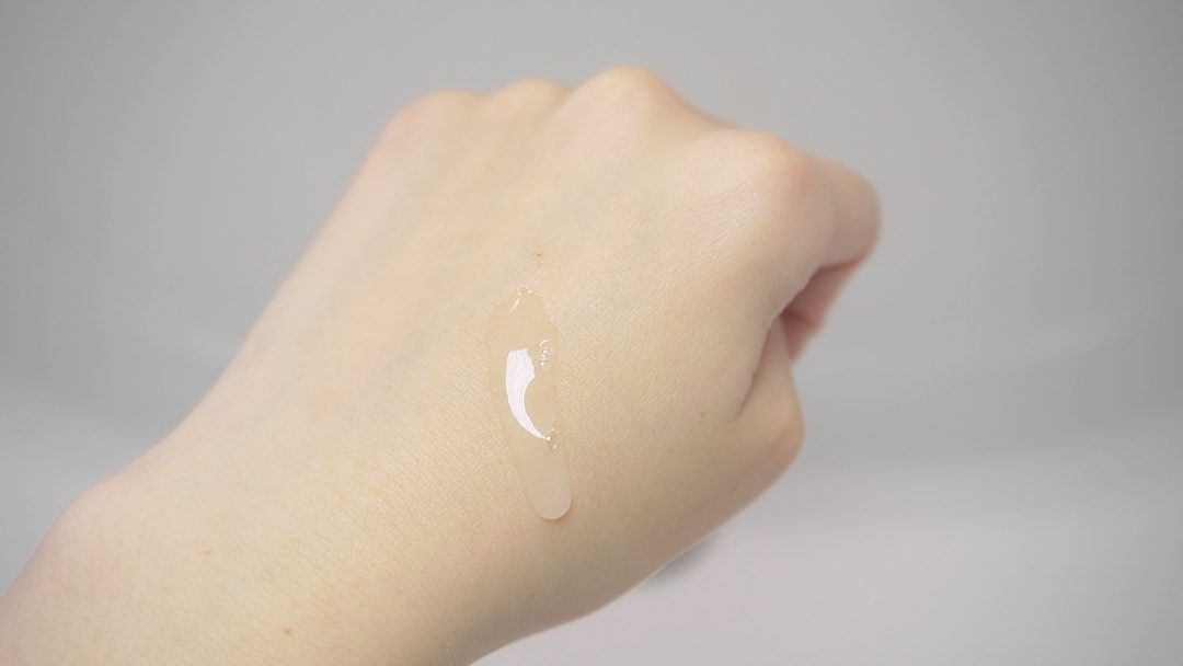 手の甲に出した直後の美容液。厚みのある液がゆっくり流れる