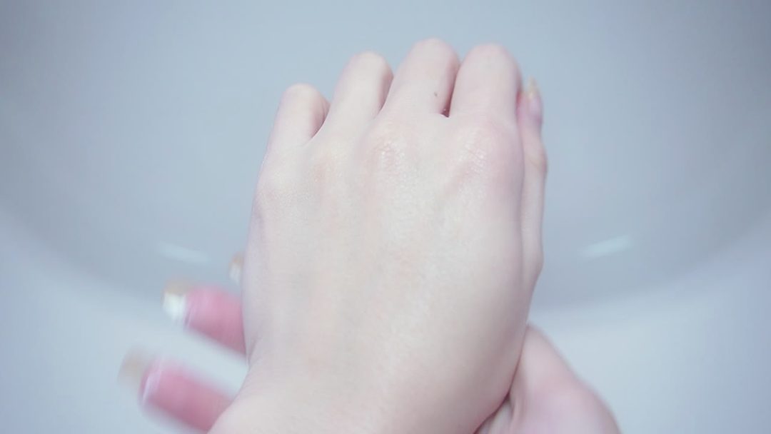 ニベアクリームをなじませたあとの手の甲