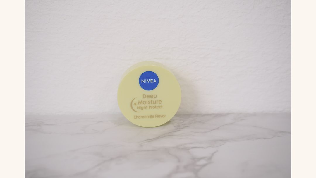 黄色いジャーのフタ。Deep Moisture Night Protect Chamomile Flavorと書かれている