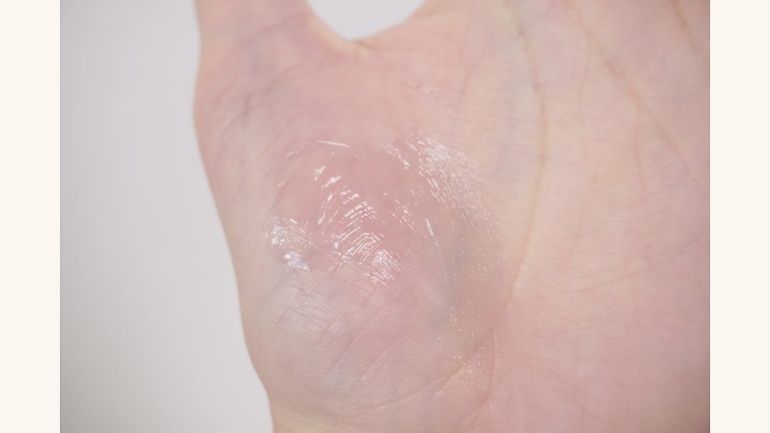 手のひらにのばした直後のバーム。ツヤのある厚めの膜になっている