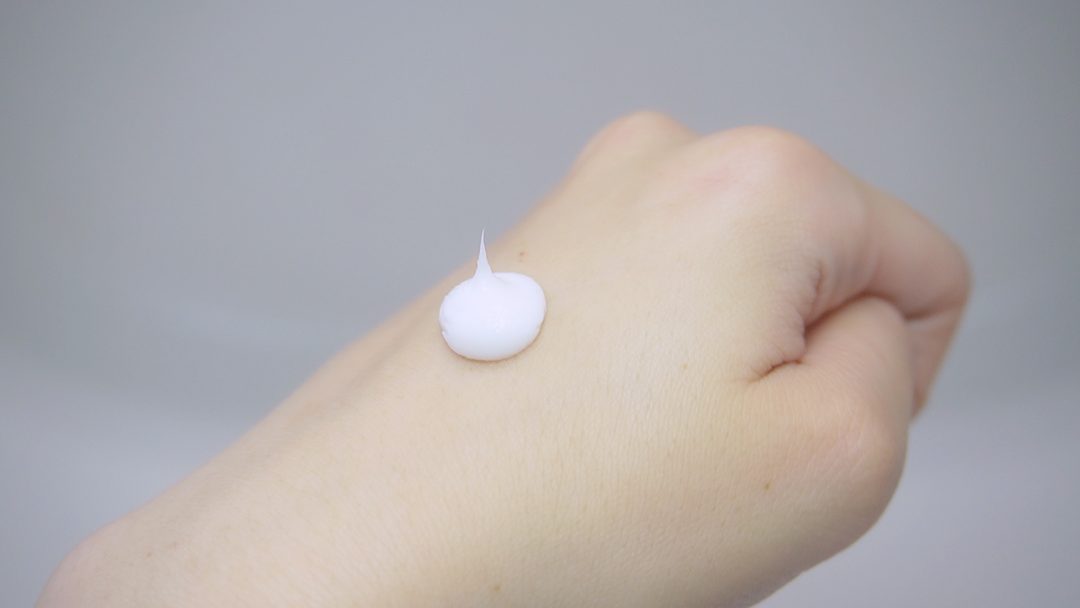 手の甲に出したクリームスクラブのテクスチャ