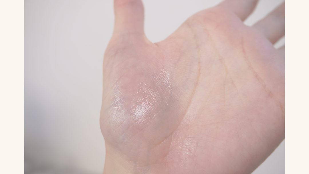 ニベア 美容液スティック 無香料を手のひらに塗ったところ。透明なツヤが残る