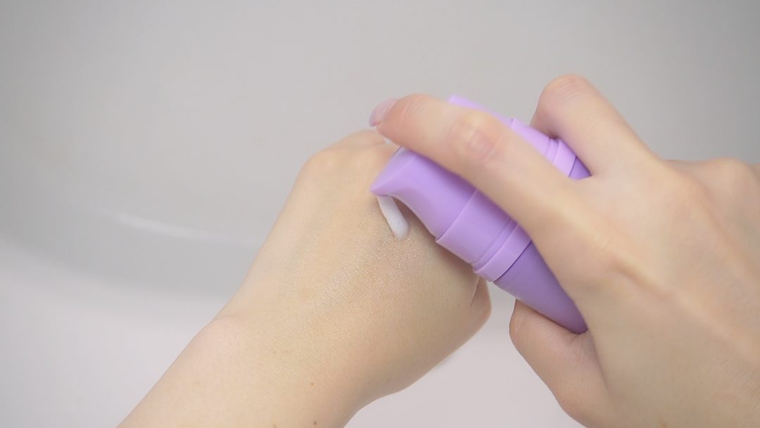 ポンプを押して手の甲に泡を出しているところ