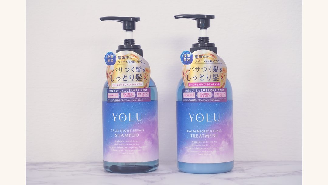YOLU カームナイトリペア シャンプーとトリートメントのボトルを並べた写真