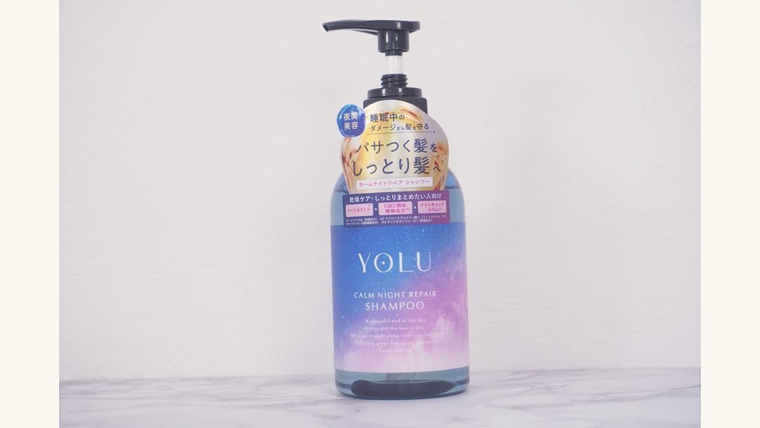 YOLU カームナイトリペア シャンプーのボトル正面