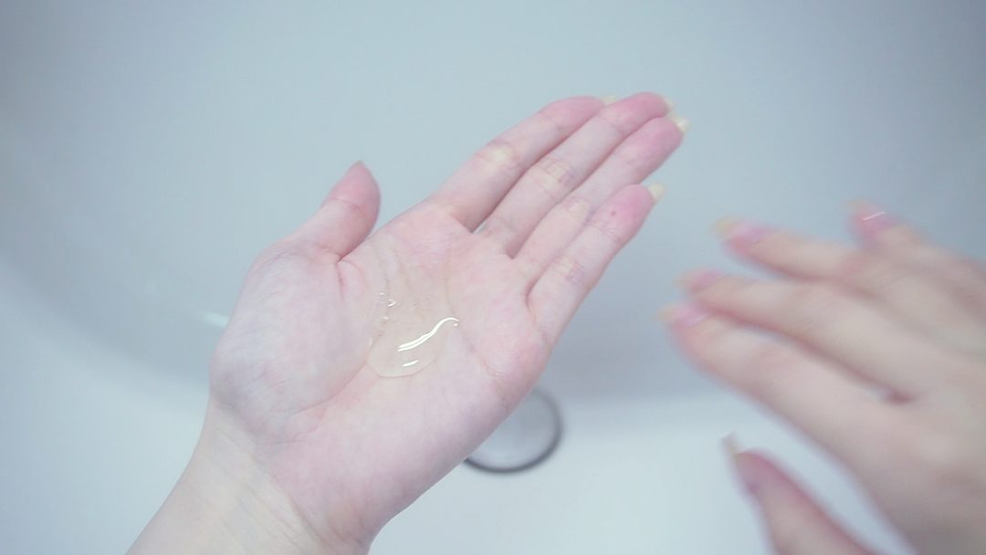 YOLU カームナイトリペア シャンプーを手のひらに出したテクスチャ