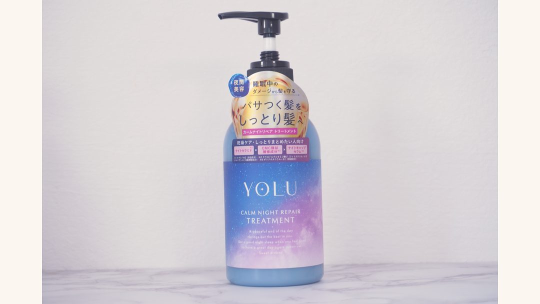 YOLU カームナイトリペア トリートメントのボトル正面